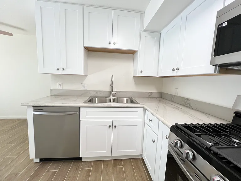 The Excalibur Apartments — Photo 7
