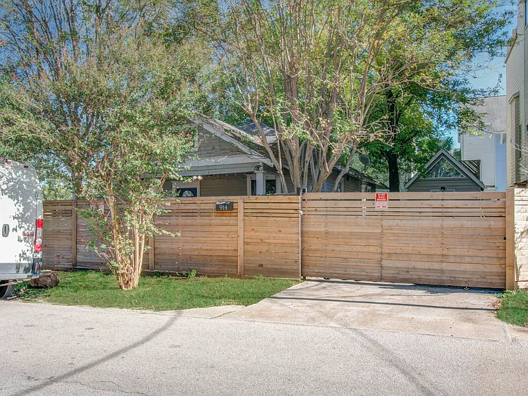 914 Snover St — Photo 2