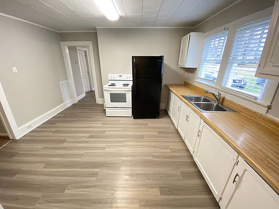 5th image of 905 Woodlawn St