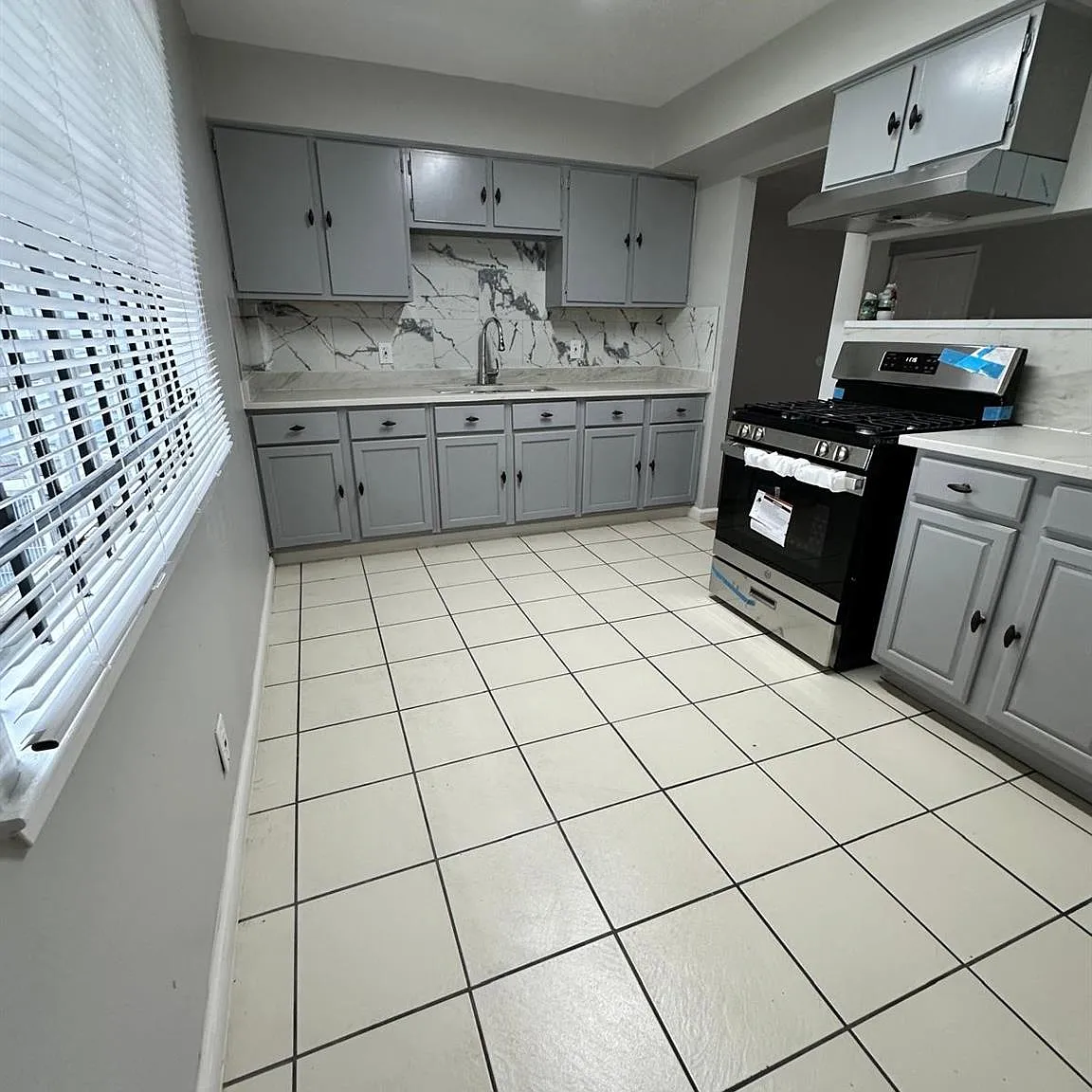 3 bed, 2.0 bath, 1002 sqft, $2,000 — Photo 2