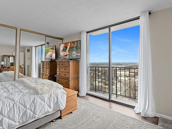 4th image of 1800 7th St Unit 8C