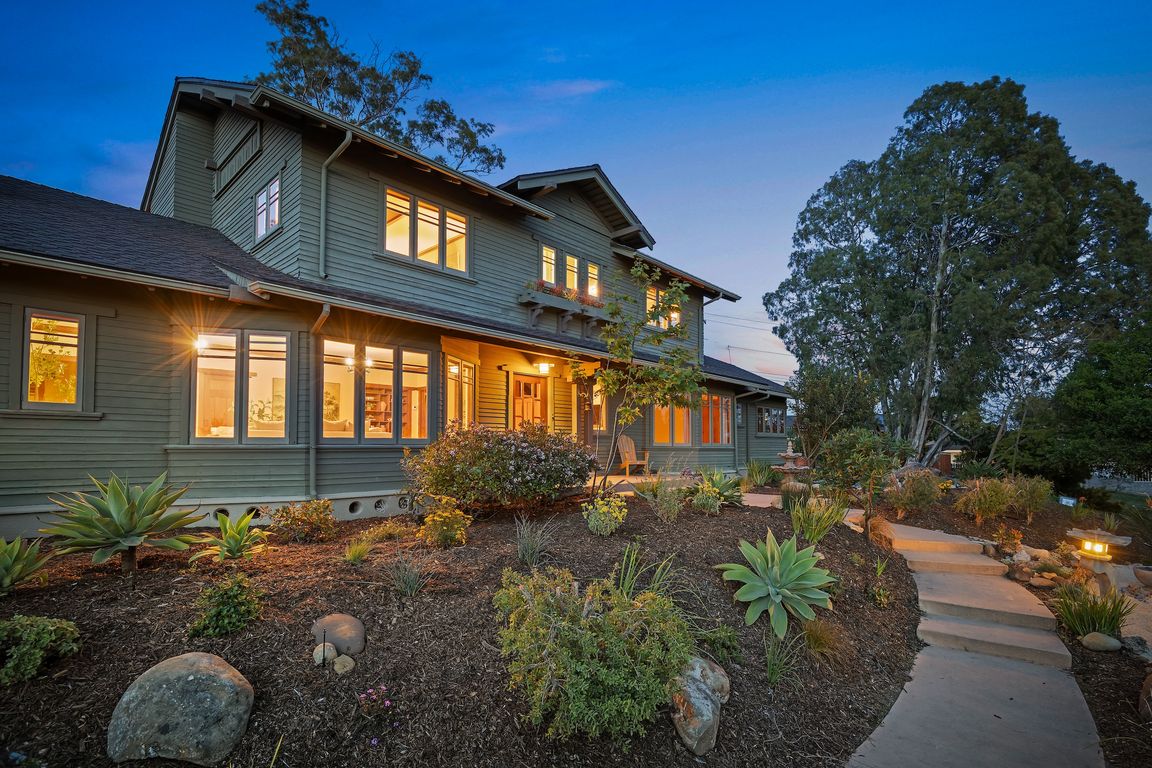 11 - Exterior View (twilight)