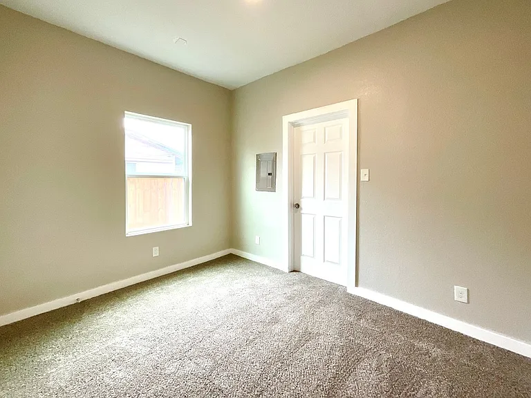230 Micklejohn St — Photo 12