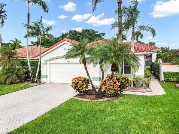 1061 Bel Aire Dr E, Hollywood, FL 33027