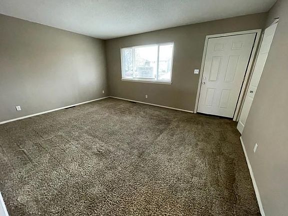 4th image of 4985 Comstock Dr