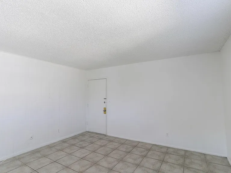 Hamilton House Apartments — Photo 25