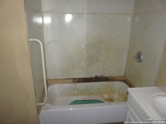 4th image of 1119 Essex St
