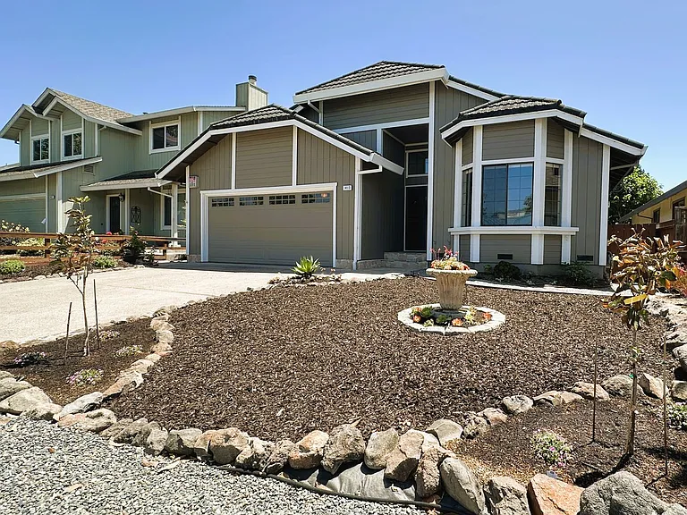 1413 Magnolia Ave — Photo 1