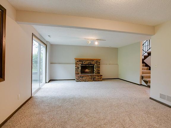 5th image of 903 Heritage Ct W