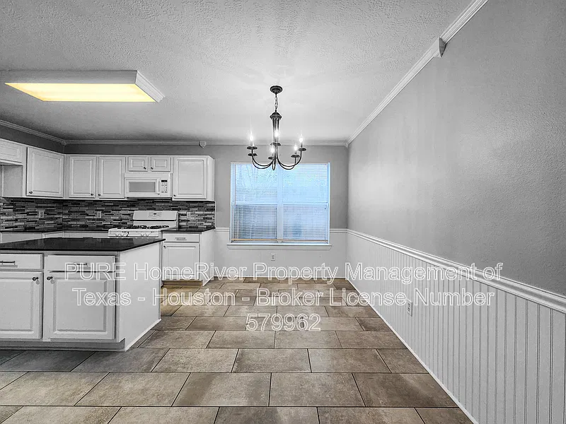4 bed, 2.5 bath, 2114 sqft, $2,195 — Photo 4