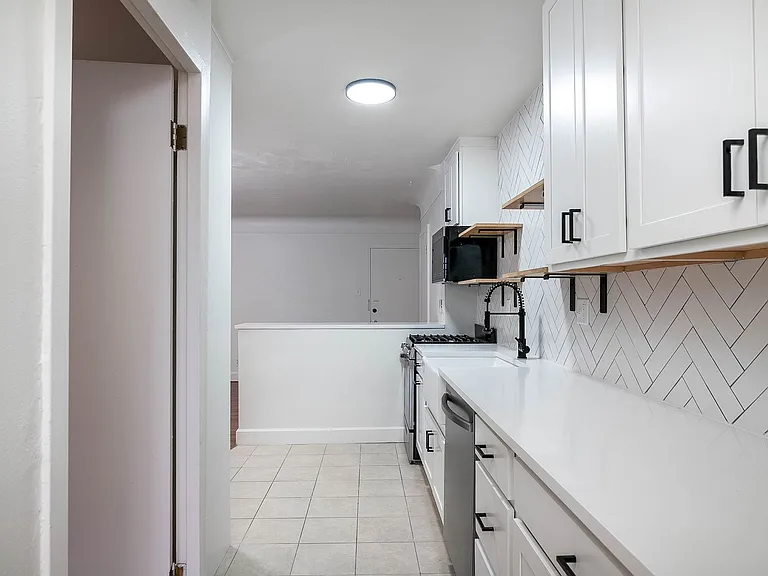 661 N Pearl St — Photo 27