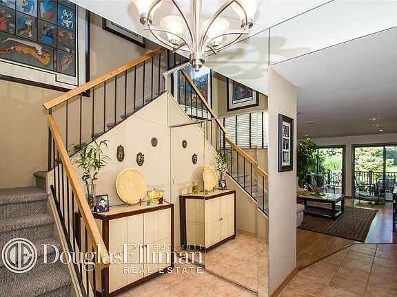 3rd image of 32 Northgate Cres #32