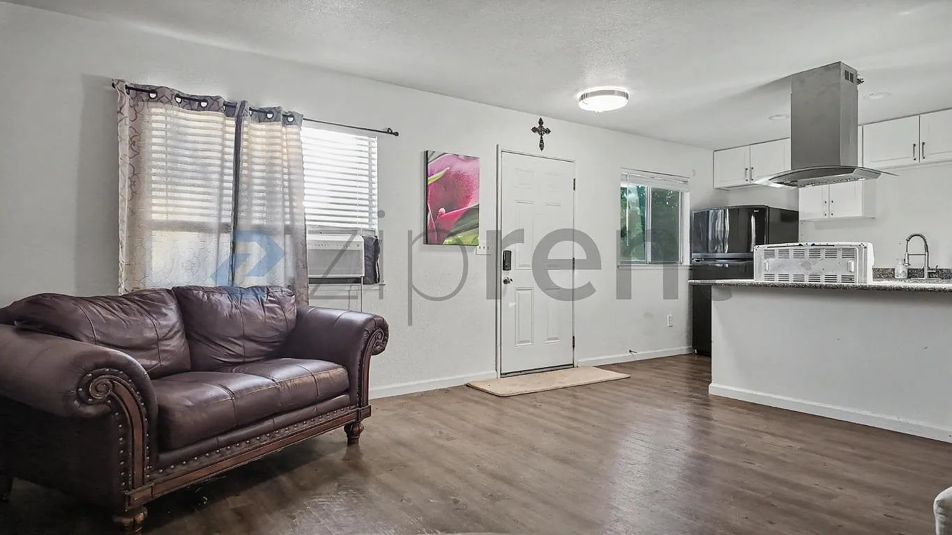 2 bed, 850 sqft, $1,950 — Photo 1