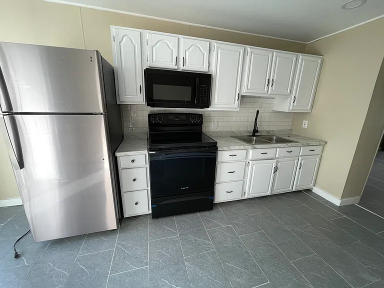 302 W Pine St — Photo 2