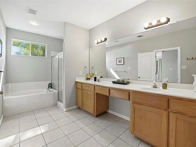 409 E Austin Ave — Photo 20