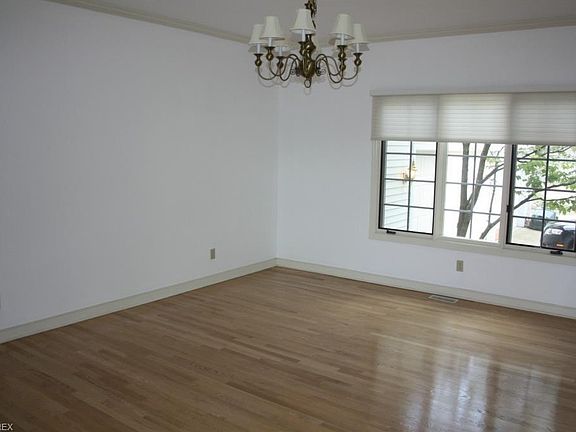 4th image of 321 Lake Pointe Dr