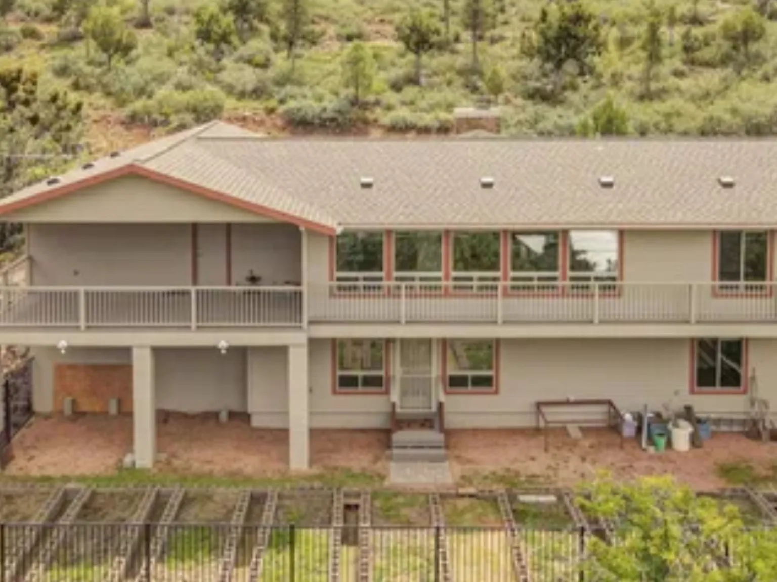 212 E Ridge Ln — Photo 2