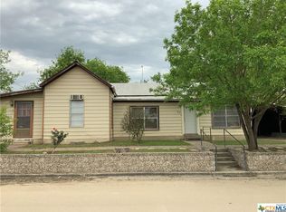 203 S Oak Ave, Nixon, TX 78140