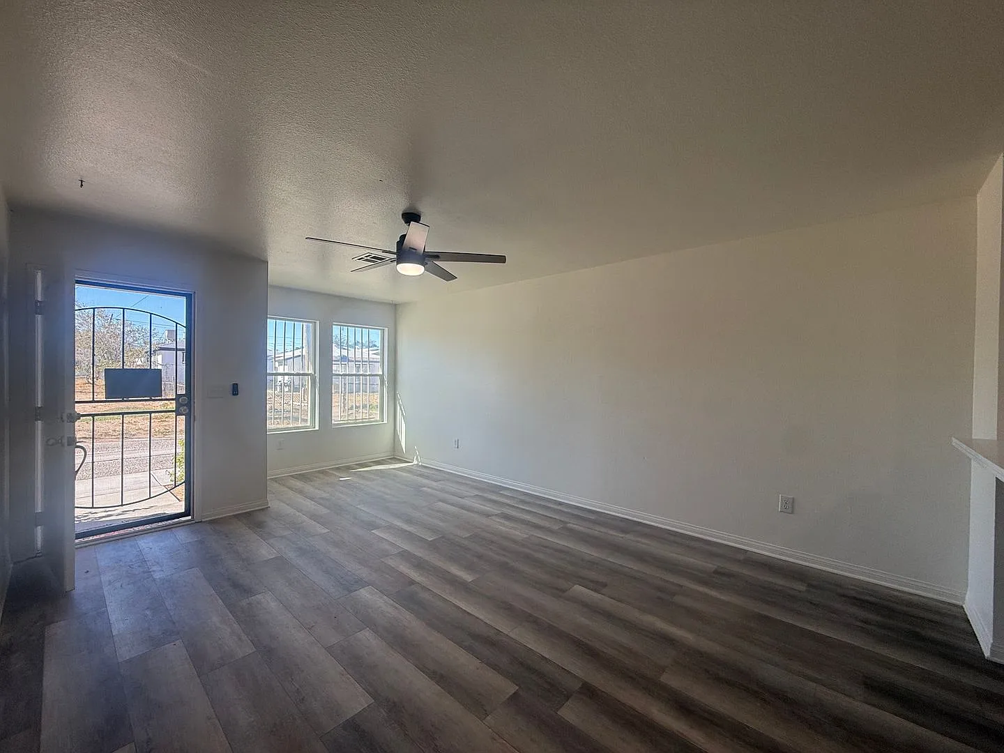 AV T 45019 Division Street — Photo 2