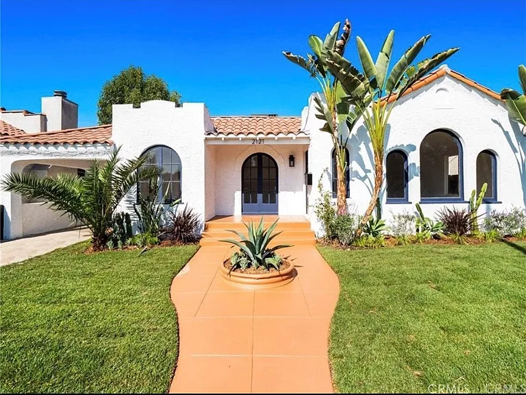 2121 S Redondo Blvd — Photo 1