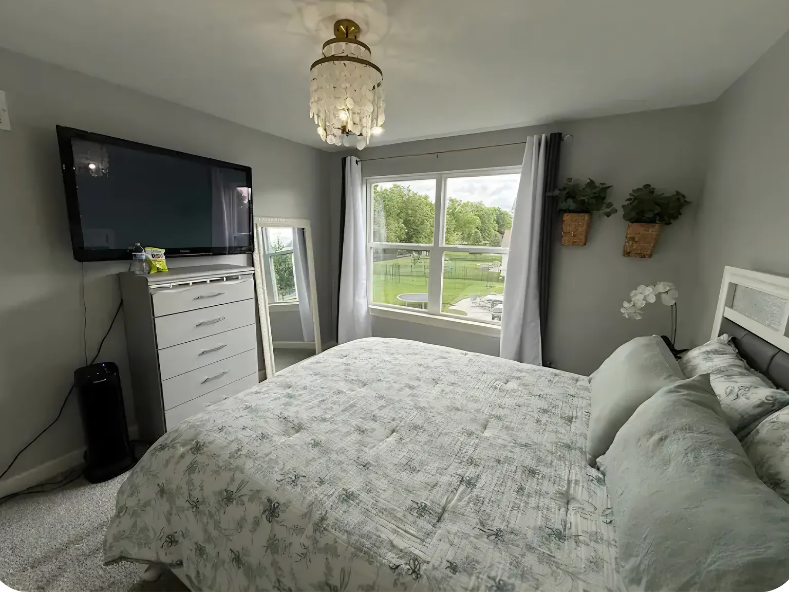 4 bed, 2.5 bath, 3064 sqft, $900 — Photo 1
