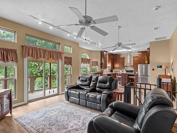 4th image of 1113 S Country Club Dr
