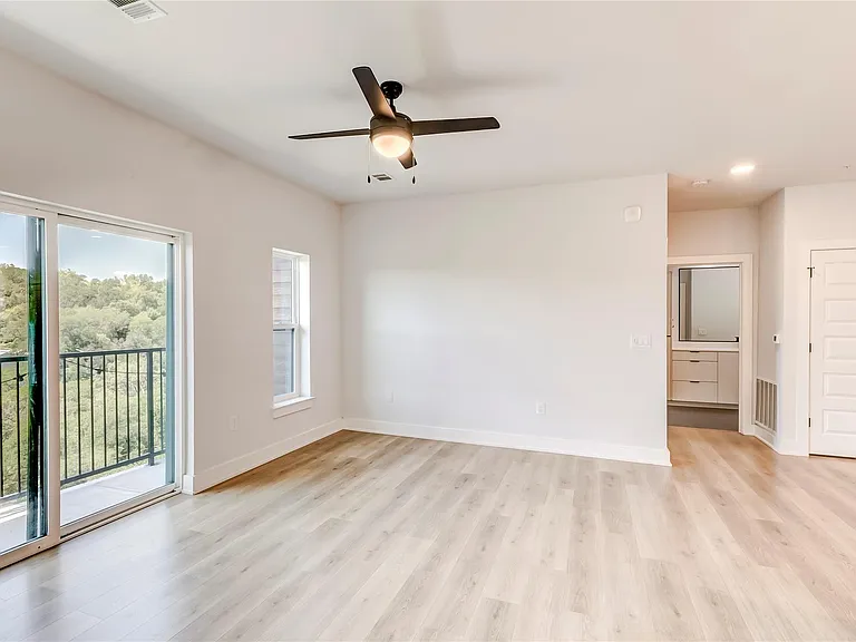 2500 Longview St #402 — Photo 4