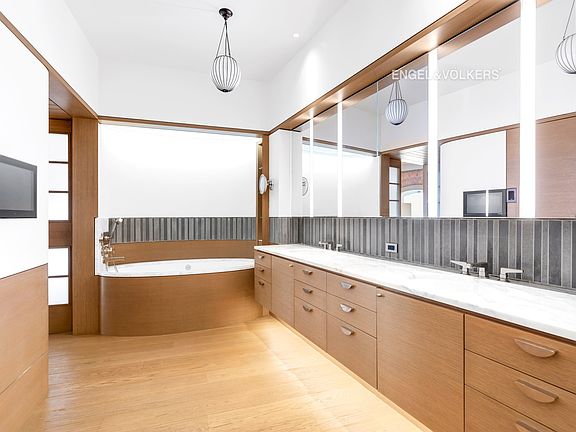 4th image of 21 Astor Pl APT 7D