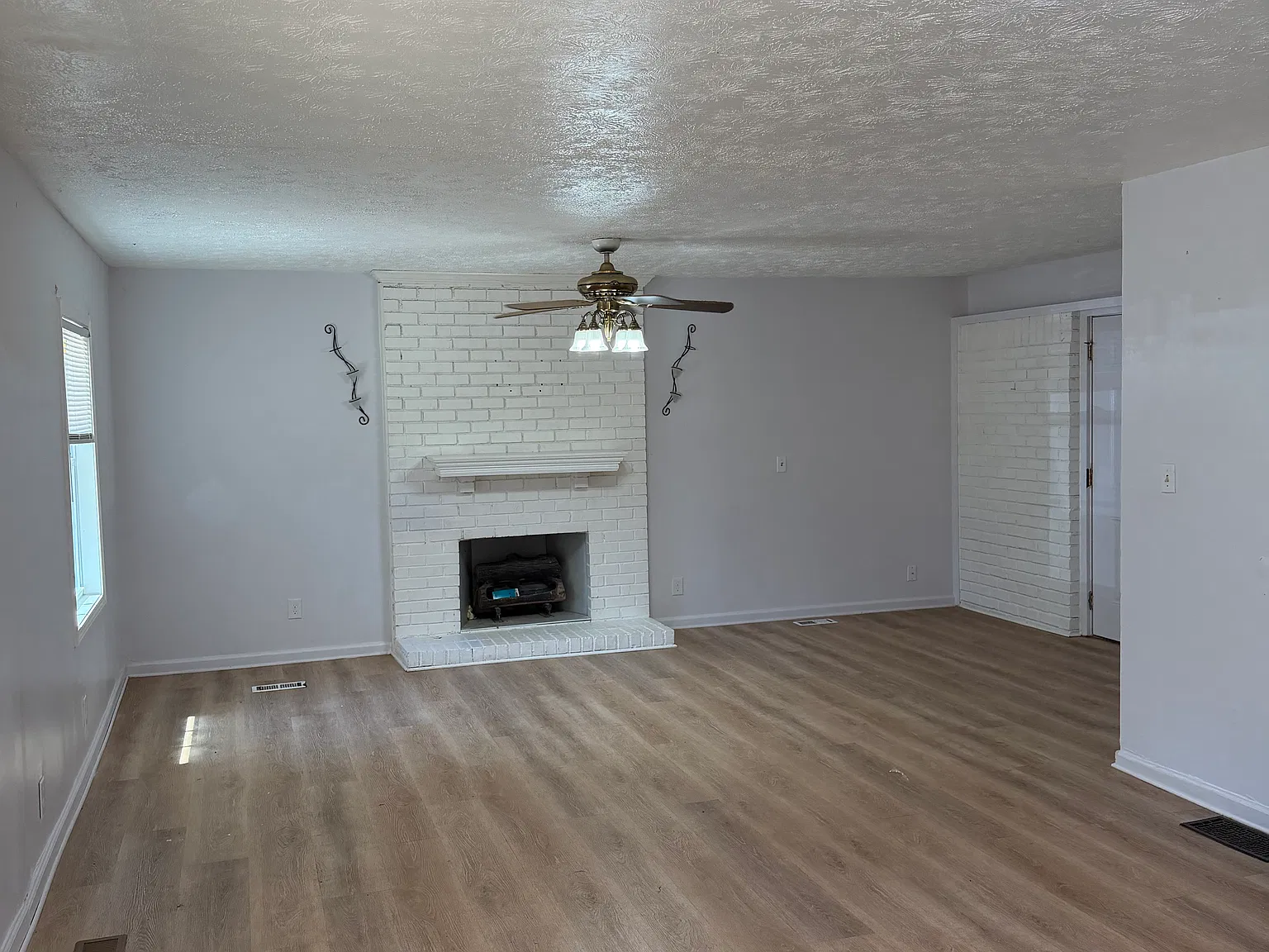 4 bed, 2127 sqft, $2,150 — Photo 2