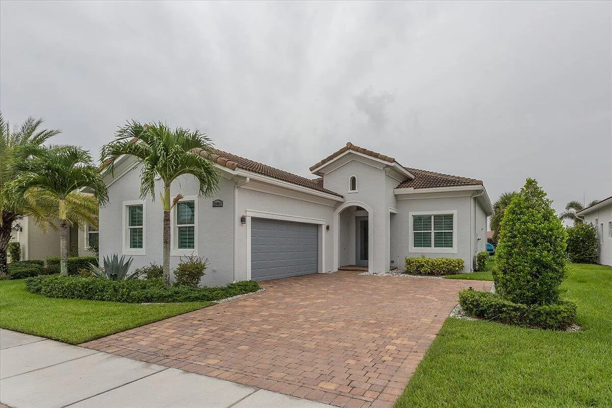 4 bed, 2.5 bath, 2054 sqft, $4,000 — Photo 4