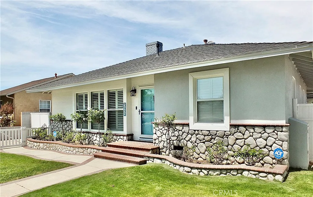 3 bed, 1253 sqft, $4,600 — Photo 2