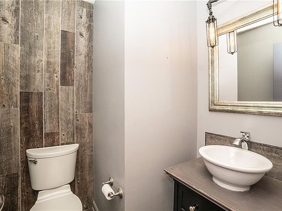 3rd image of 109 SW Oakmont Dr