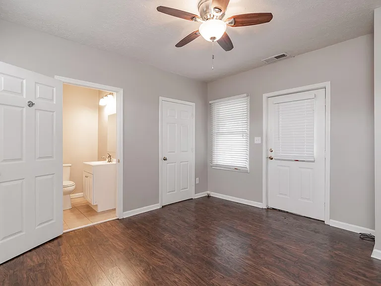 1014 Schiller Ave — Photo 5