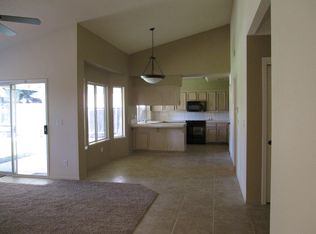 7571 N 8th St, Fresno, CA