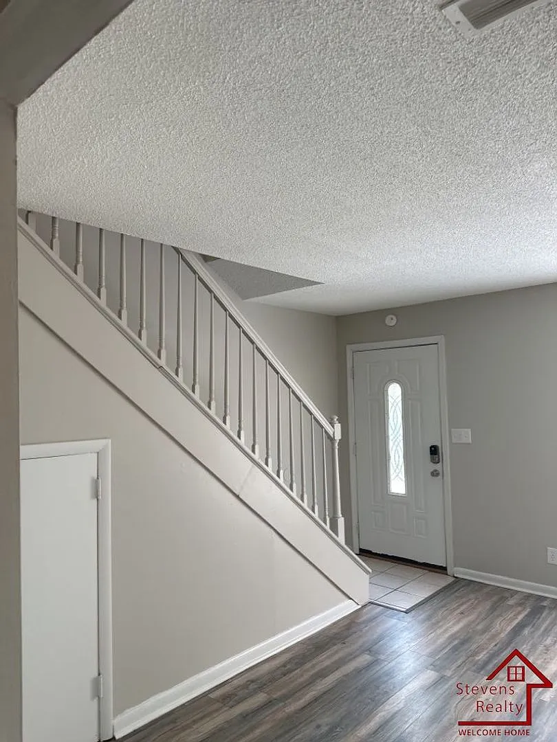 Elegant Timeless Home — Photo 3
