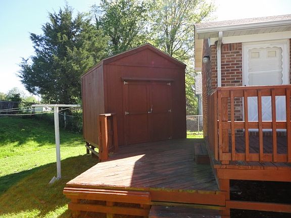 3rd image of 715 Barger St
