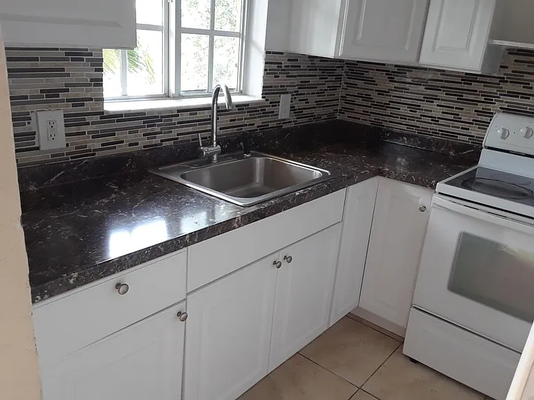 835 NW 2nd St #5 — Photo 2