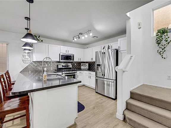 2nd image of 10368 Baby Bud St