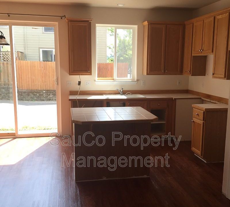 1st image of 5914 SE 16th Loop