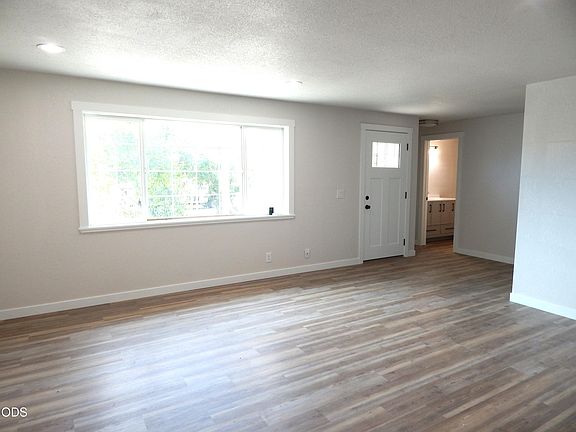 3rd image of 8222 Division Rd