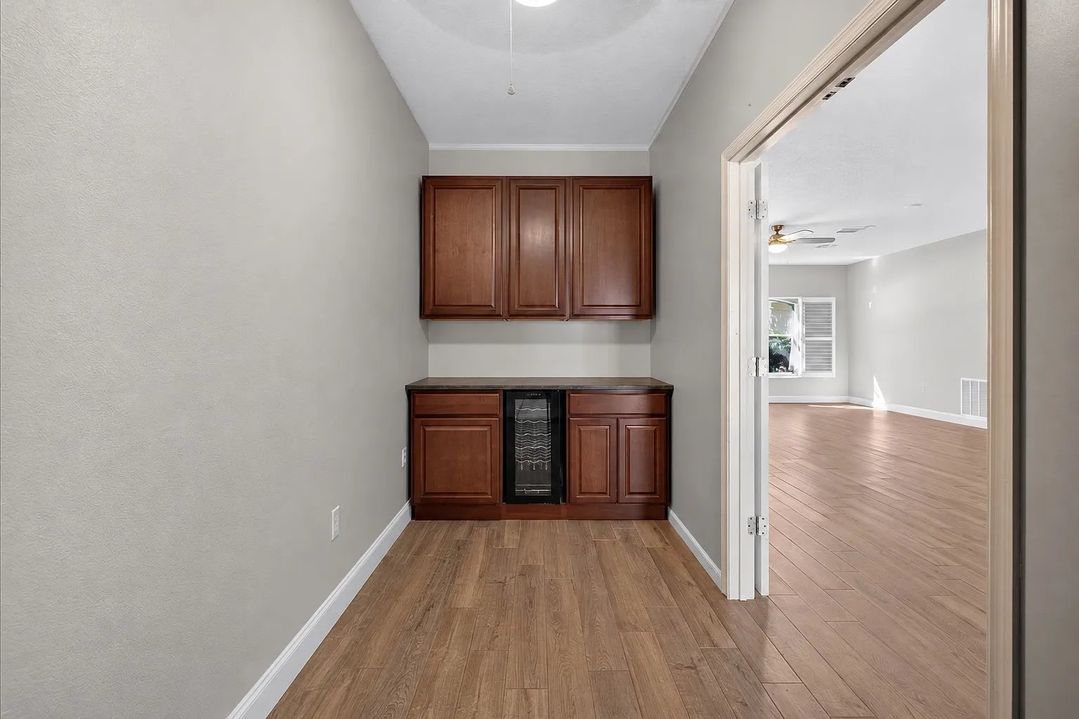 3 bed, 2326 sqft, $2,100 — Photo 3