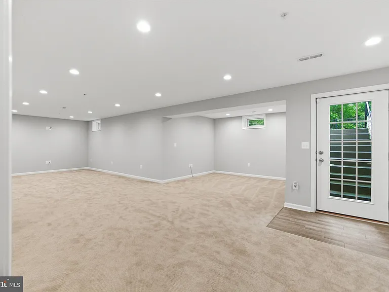 7585 Holly Ridge Dr — Photo 29
