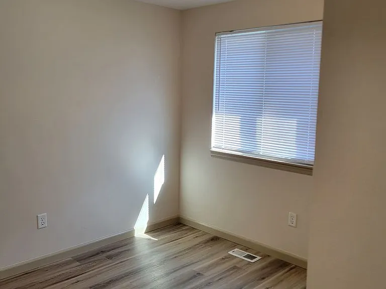 412 Alexander St NE — Photo 22