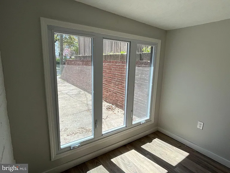 327 Whittier St NW #B — Photo 13