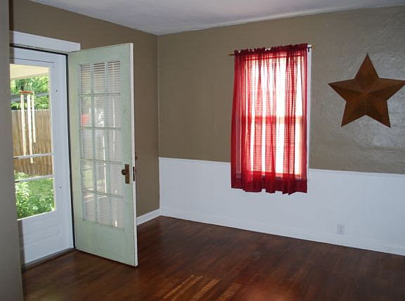 3rd image of 910 E Orchard St