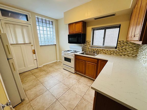 3rd image of 2051 W Farragut Ave APT 1W