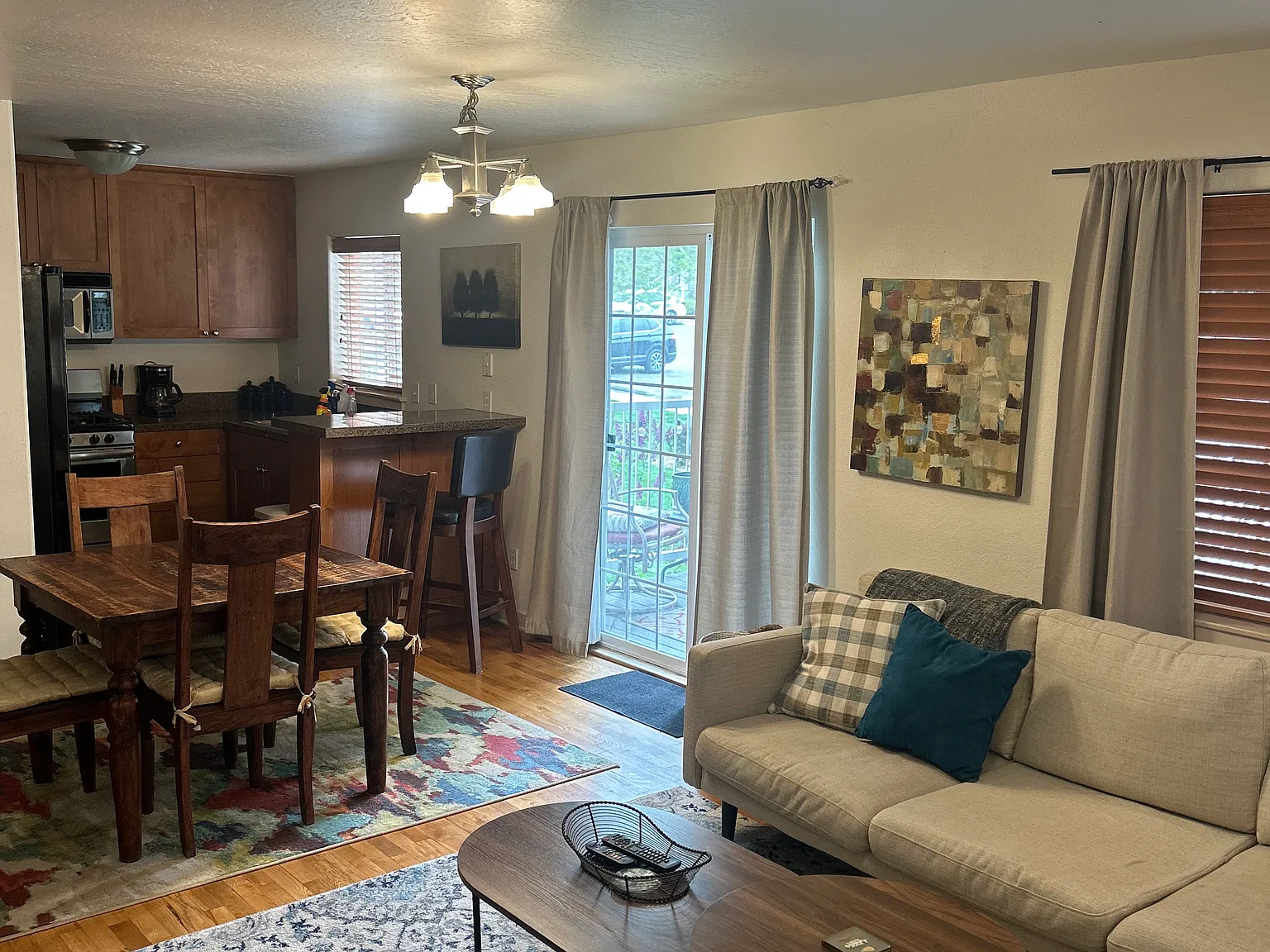 422 W Village Ln — Photo 3