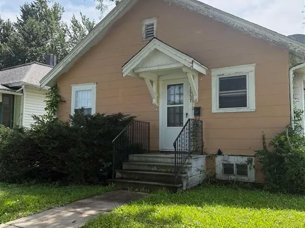 1357 Hinkley Ave NW, Cedar Rapids, IA 52405