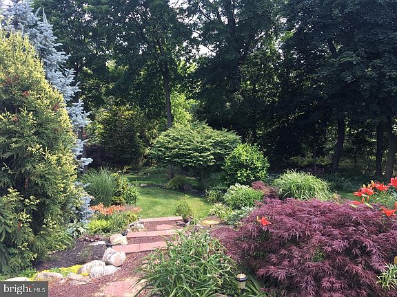 4th image of 84 Yorkshire Dr