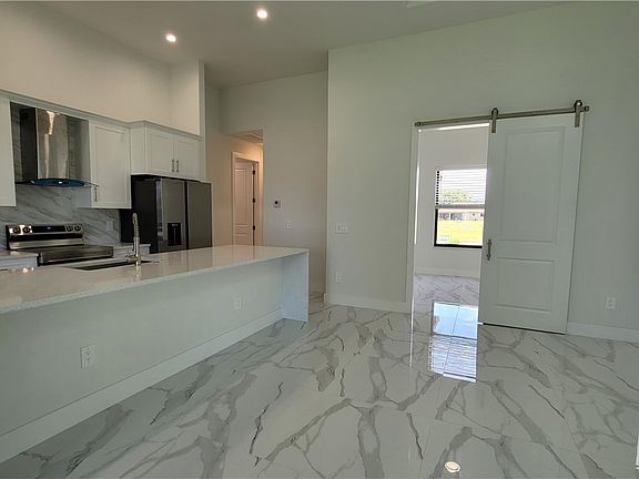 4th image of 602 SW 15th Ter